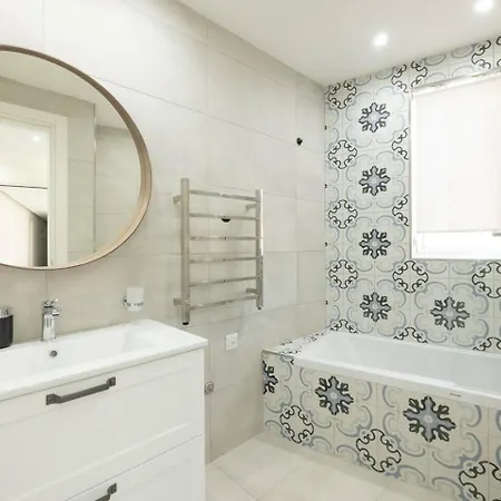 Ivory Seafront With Views!- Fl 25 By Homely