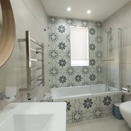 Ivory Seafront With Views!- Fl 25 By Homely