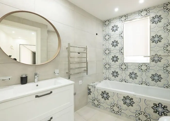 Ivory Seafront With Views!- Fl 25 By Homely