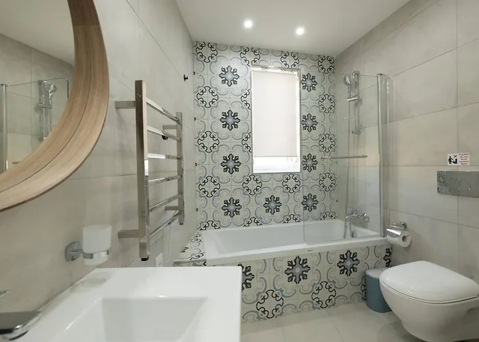 Ivory Seafront With Views!- Fl 25 By Homely